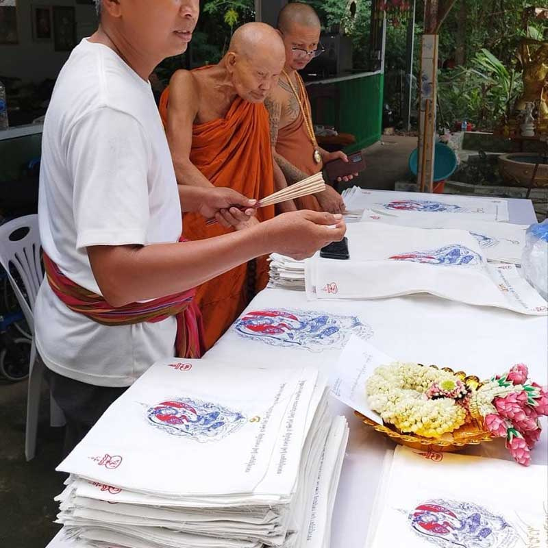 ผ้ายันต์พระแม่ธรณี กลาง ปั๊มลายมือหลวงปู่เจ