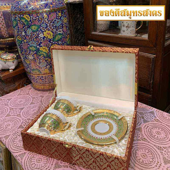 หนูเล็กเบญจรงค์ ชุดกาแฟคู่ ทองนูน ลายพุ่มข้าวบิณฑ์ สีเขียวตอง หนูเล็กเบญจรงค์ ชุดกาแฟคู่ ทองนูน ลายพุ่มข้าวบิณฑ์ สีเขียวตอง
