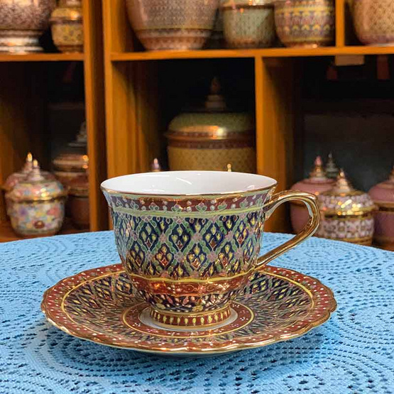 หนูเล็กเบญจรงค์ ชุดกาแฟ + จานรอง ลายพุ่มข้าวบิณฑ์พื้นดำลายแดง หนูเล็กเบญจรงค์ ชุดกาแฟ + จานรอง ลายพุ่มข้าวบิณฑ์พื้นดำลายแดง