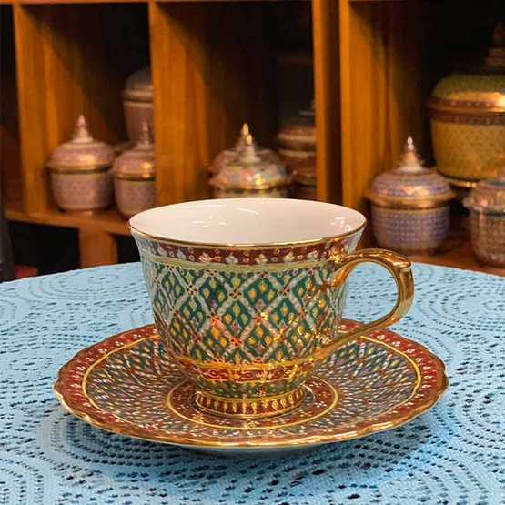 หนูเล็กเบญจรงค์ ชุดกาแฟ + จานรอง ลายพุ่มข้าวบิณฑ์พื้นเขียว หนูเล็กเบญจรงค์ ชุดกาแฟ + จานรอง ลายพุ่มข้าวบิณฑ์พื้นเขียว