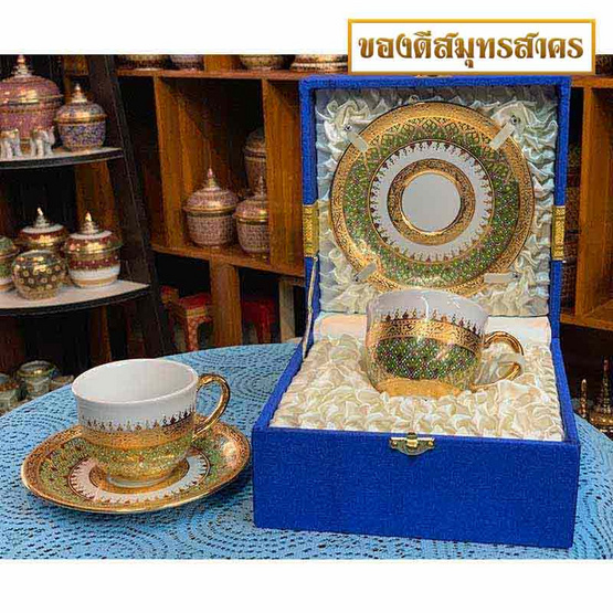 หนูเล็กเบญจรงค์ ชุดกาแฟ+จานรอง ทองนูน ลายพุ่มข้าวบิณฑ์ สีเขียวตอง หนูเล็กเบญจรงค์ ชุดกาแฟ+จานรอง ทองนูน ลายพุ่มข้าวบิณฑ์ สีเขียวตอง